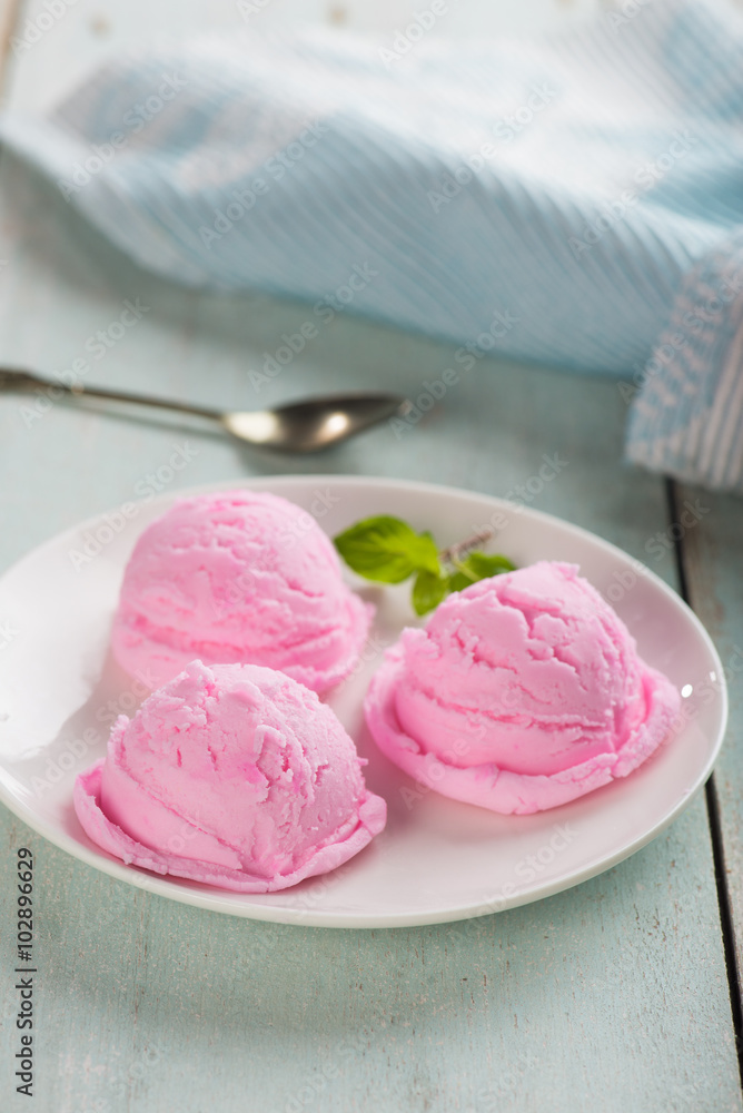 Strawberry vanilla ice cream Strawberry vanilla ice cream
