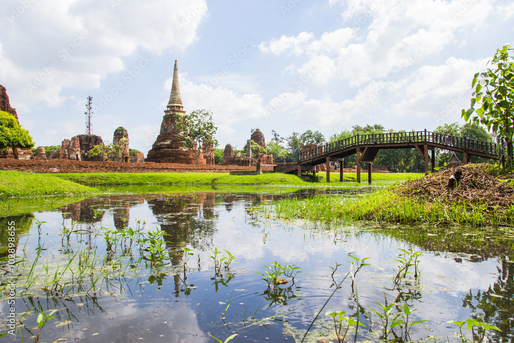 Obraz premium Tourist travel to visit ancient pagoda at Wat Mahathat temple, Ayutthaya, Thailand