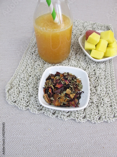 Tee-Smoothie mit Mango und Früchtetee photo