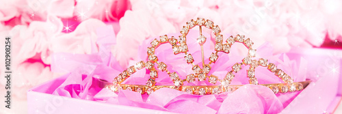 Foto Shiny tiara on a pink background
