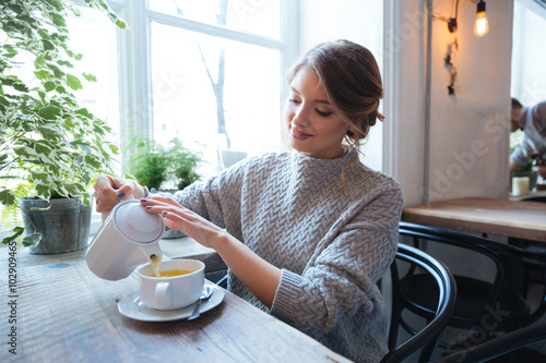Konstfotografi Woman drinking tea in cafe