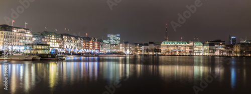 Abendliches Panorama Alster in Hamburg © Animaflora PicsStock