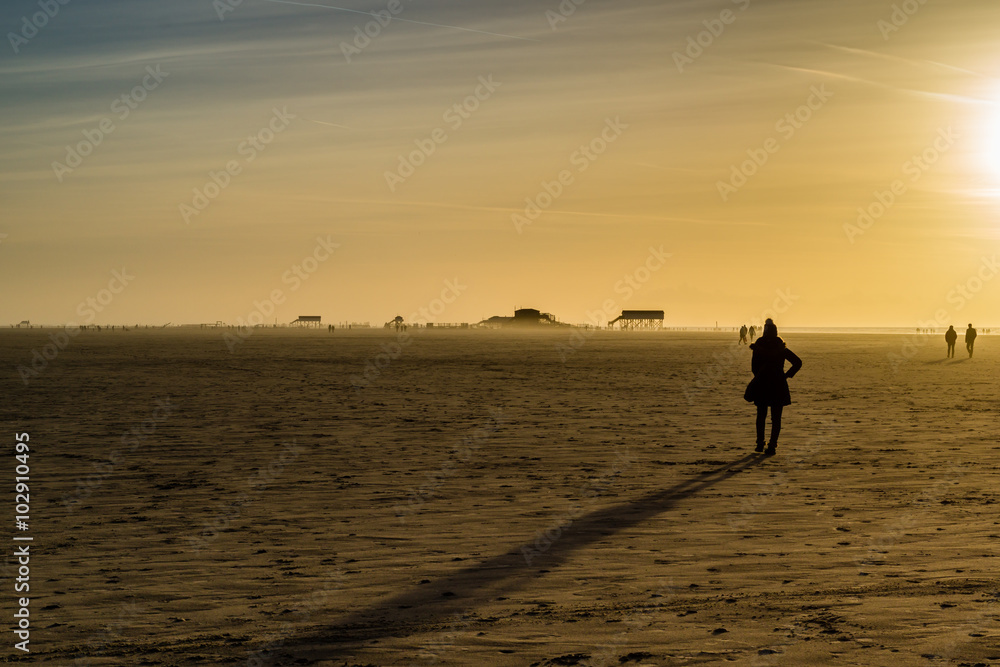 Frauen Silhouette am Nordsee Strand