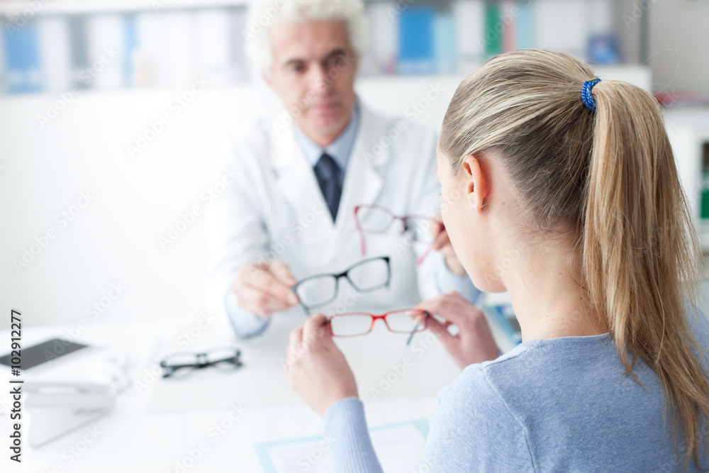 Obraz premium Woman choosing her new glasses