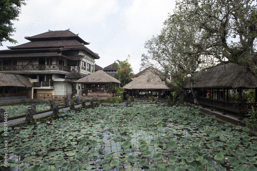 Arquitectura estilo balinesa en las calles de Ubud, casas templos. Bali, Indonesia Arquitectura estilo balinesa en las calles de Ubud, casas templos. Bali, Indonesia