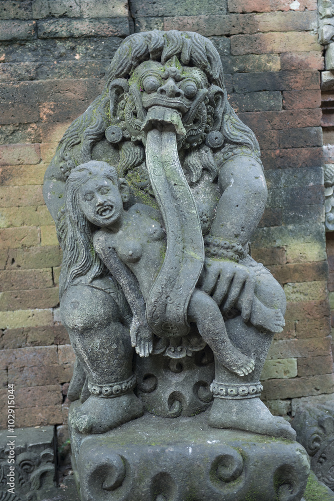 Escultura de un espíritu de demonio en forma de mono. Bali, Indonesia