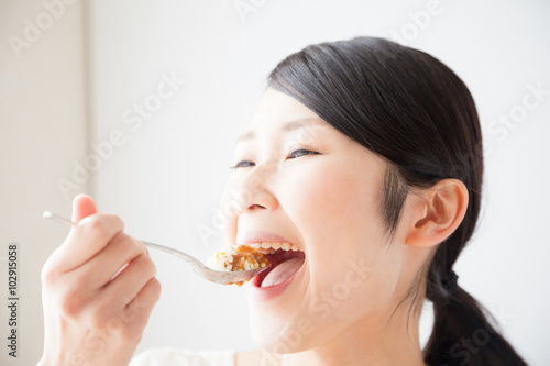 カレーを食べる女性 笑顔