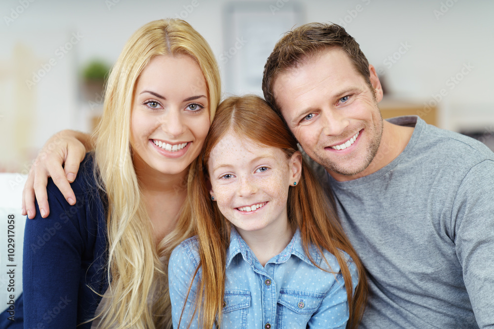 entspannte, glückliche familie zu hause entspannte, glückliche familie zu hause