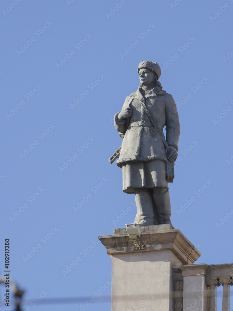 Belarus, Minsk: Gate of Minsk (fragment), statue of the girl of the soldier.