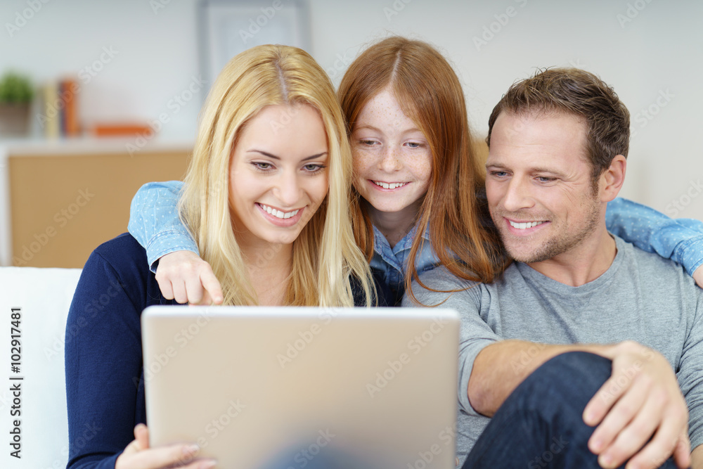 kind zeigt den eltern etwas am laptop kind zeigt den eltern etwas am laptop