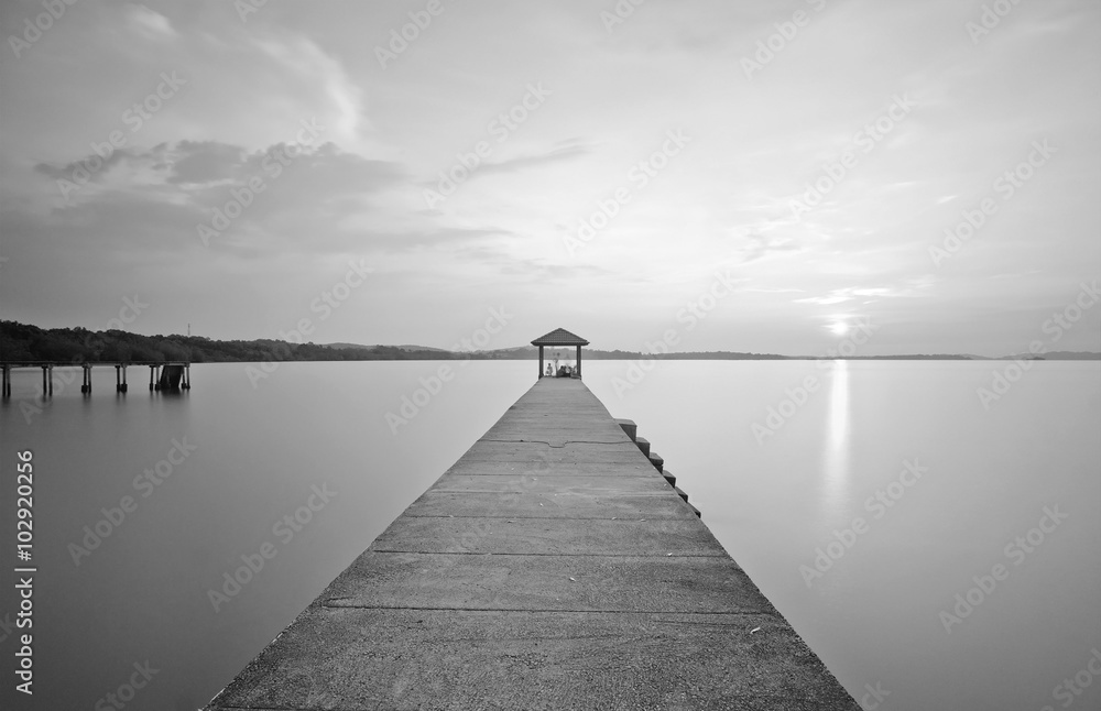 Naklejka premium Magnificent sunset and lake reflections at Long Jetty