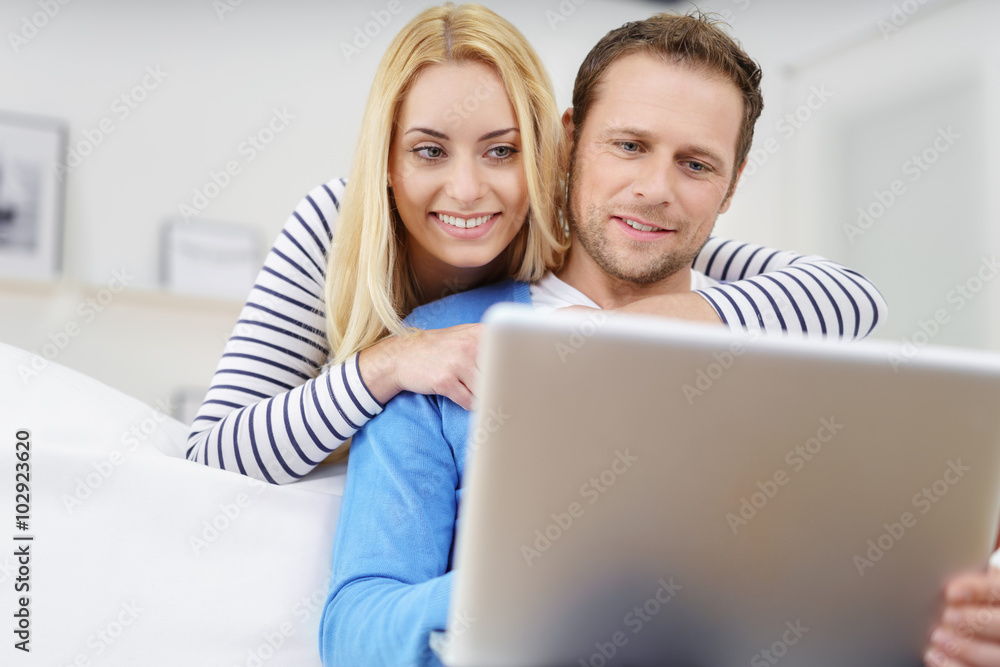 verliebtes paar schaut zusammen auf notebook verliebtes paar schaut zusammen auf notebook