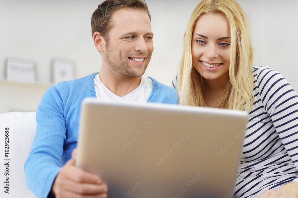 paar schaut gemeinsam auf notebook paar schaut gemeinsam auf notebook
