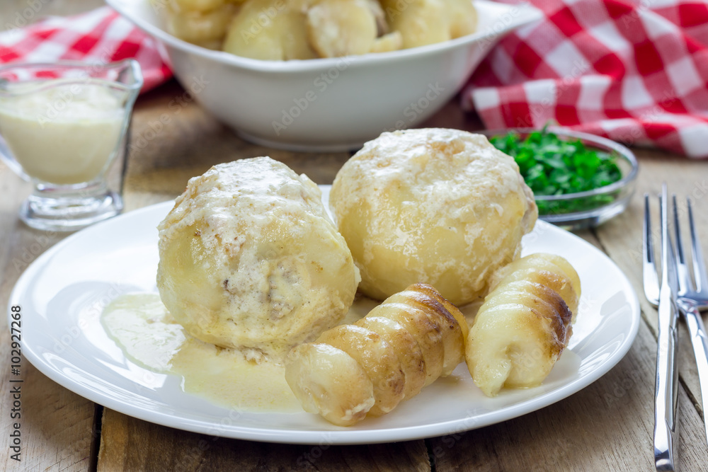 Potatoes stuffed with minced meat in heavy cream sauce