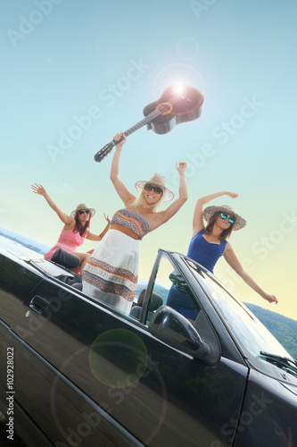 Fröhliche, junge Frauen im offenen Cabrio im Sommer  © Kim Schneider
