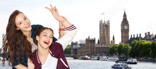 Canvas Print happy teenage girls showing peace sign in london