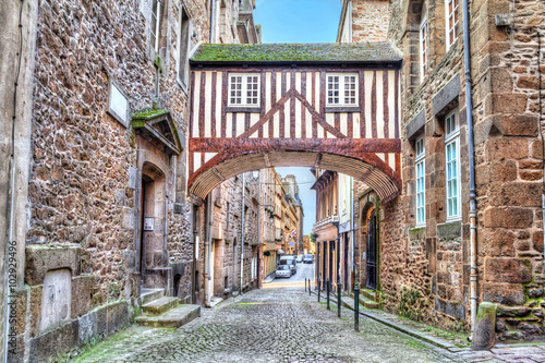 Foto Wooden brigde between two buildigs on narrow street in Saint-Malo, Brittany, Fra