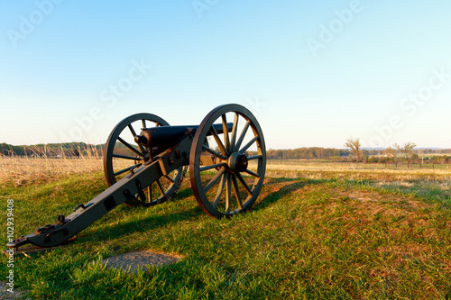 Foto Color DSLR stock image of a civil war cannon in a field at Gettysburg, Pennsylvania battle memorial