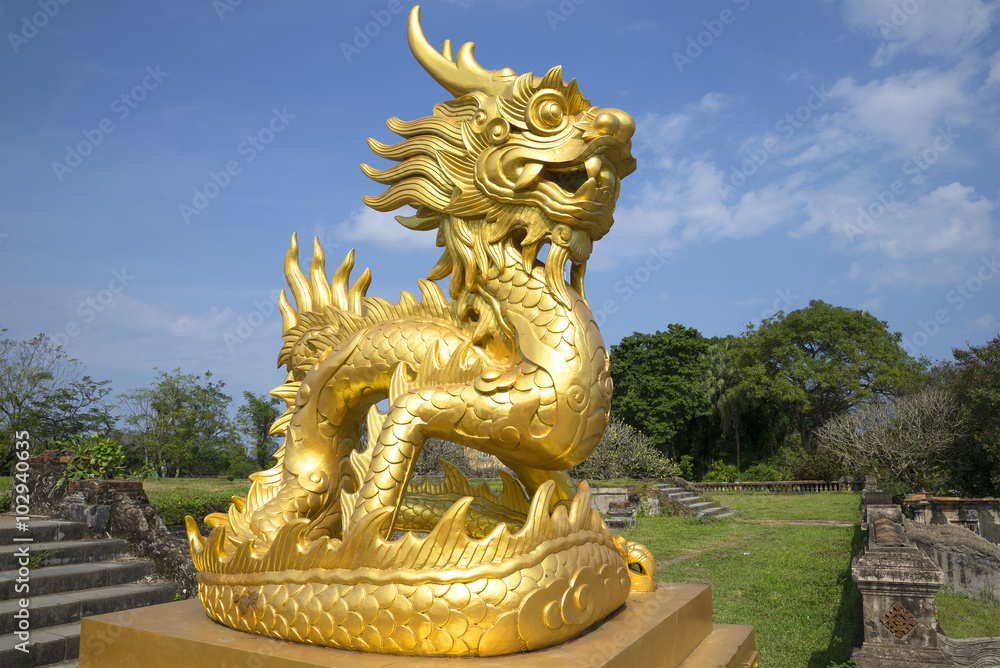 Золотой дракон на террасе Запретного Пурпурного города. Хюэ, Вьетнам