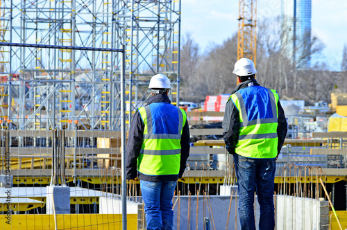 Poliere beim Besichtigen einer Großbaustelle