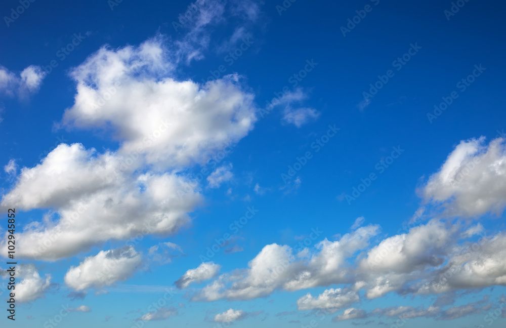 Obraz premium Blue sky background with tiny clouds