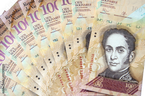 Photos 100 Venezuelan bolivares bank note isolated on white background