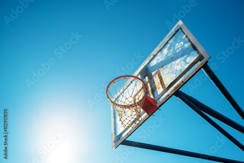 Obraz na plátně Plexiglass street basketball board with hoop on outdoor court