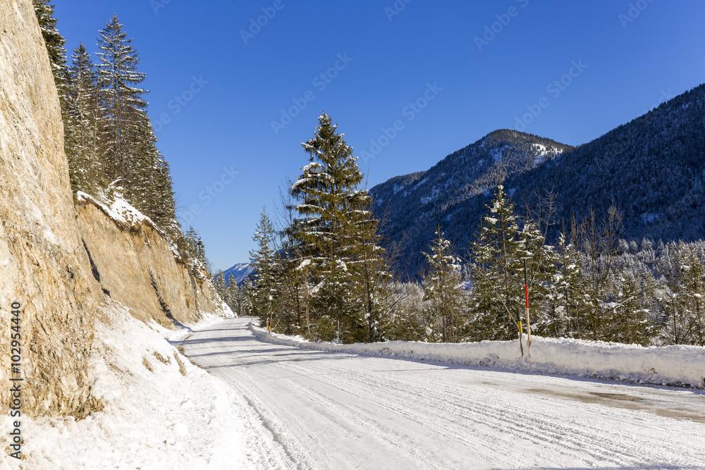 Winter im oberen Isartal zwischen Wallgau und Vorderriß, Oberbayern, Deutschland