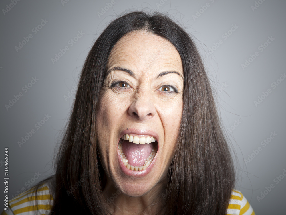 Mujer gritando Mujer gritando