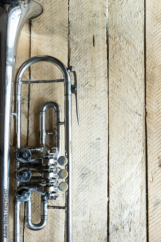 старинная труба на деревянном фоне