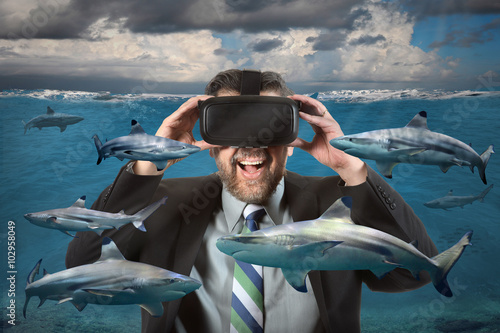 Obraz na płótnie Biznesmen za pomocą okularów rzeczywistości wirtualnej widząc rekiny