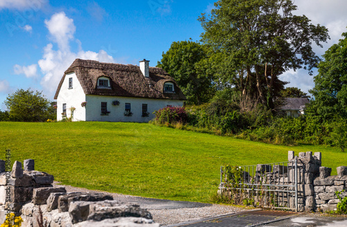 Ireland, Calway, traditional country houses in the Dunguaire castle area