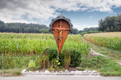 Ein hölzernes Flurkreuz - Wegekreuz bei Rehling und Aindling in Bayern - Deutschland photo