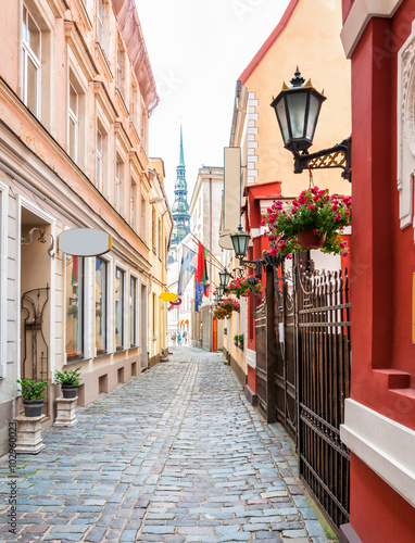 Fototapeta Naklejka Na Ścianę i Meble -  Narrow medieval street in old town Riga, Latvia.