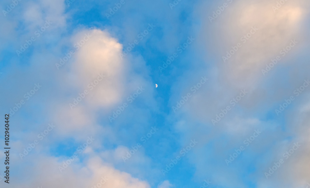 Obraz premium Clouds in a blue sky in winter