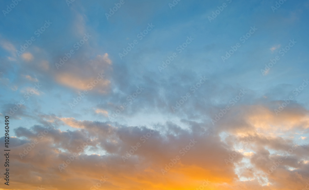 Obraz premium Clouds in a blue sky in winter
