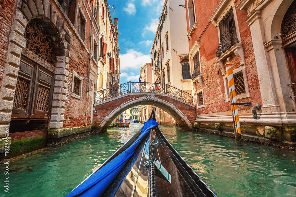 Fototapeta premium Widok z gondoli podczas przejażdżki kanałami Wenecji i