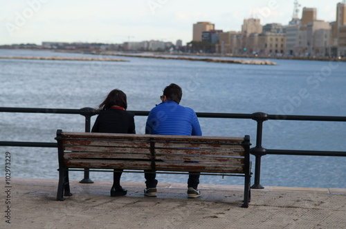 Coppia di innamorati seduti su una panchina del lungomare © Franxuc
