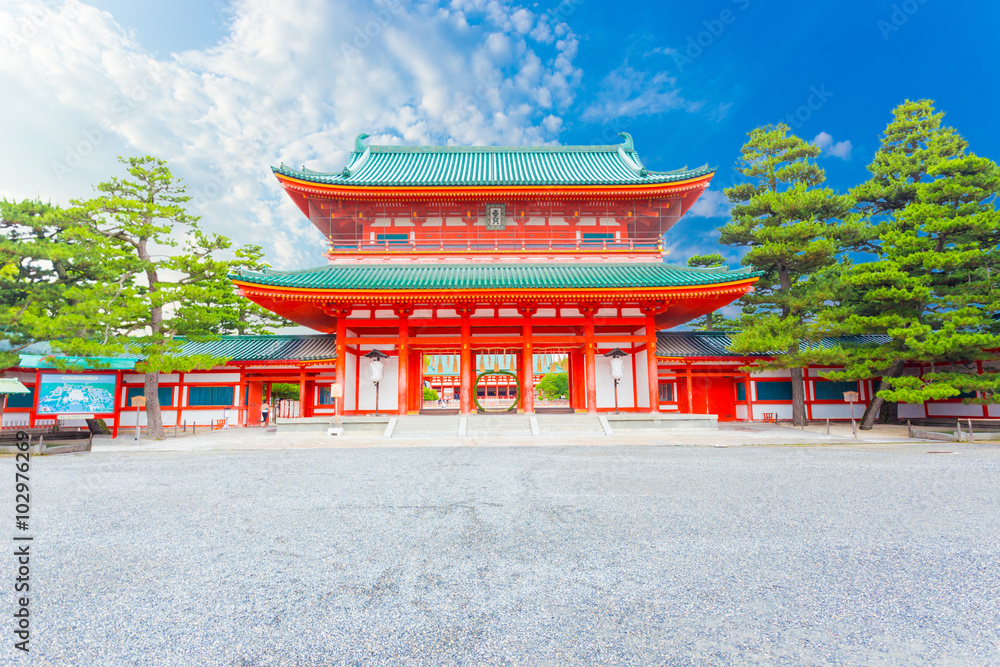 Naklejka premium Heian-Jingu Shrine Main Ro-Mon Entrance Blue Sky H