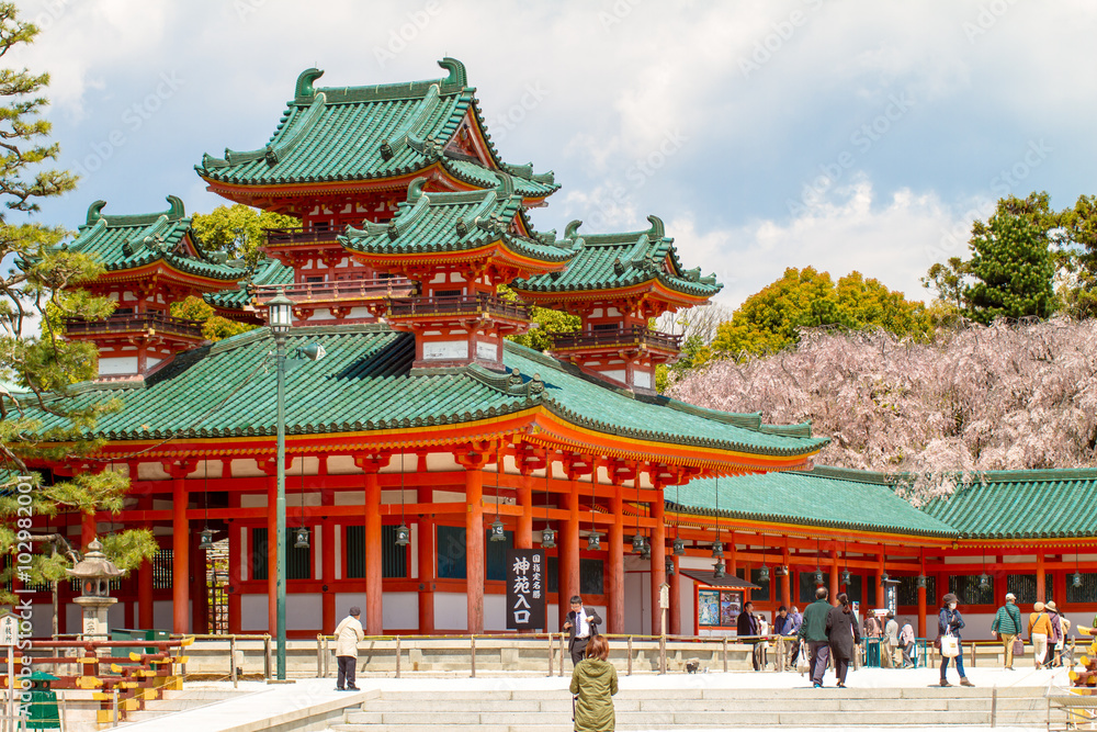 Fototapeta premium Widok perspektywiczny widoku drzewa z Kioto jako tło w s