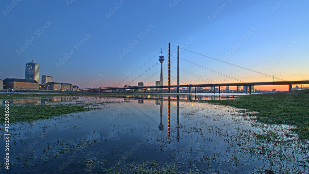 Die Kniebrücke in Düsseldorf bei Rheinhochwasser.