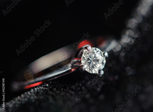 Foto diamond ring on a black background