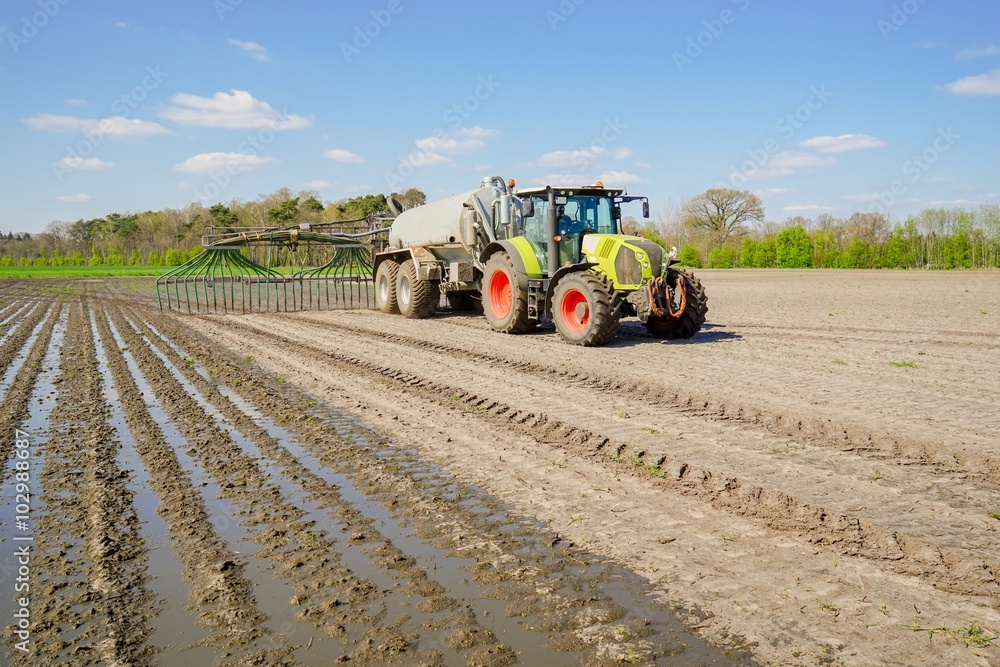Fototapeta premium Schleppschlauchtechnik bei der Gülle-Ausbringung