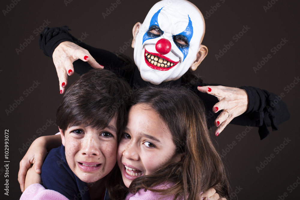 Payaso diabólico aterrorizando a niños Stock Photo | Adobe Stock