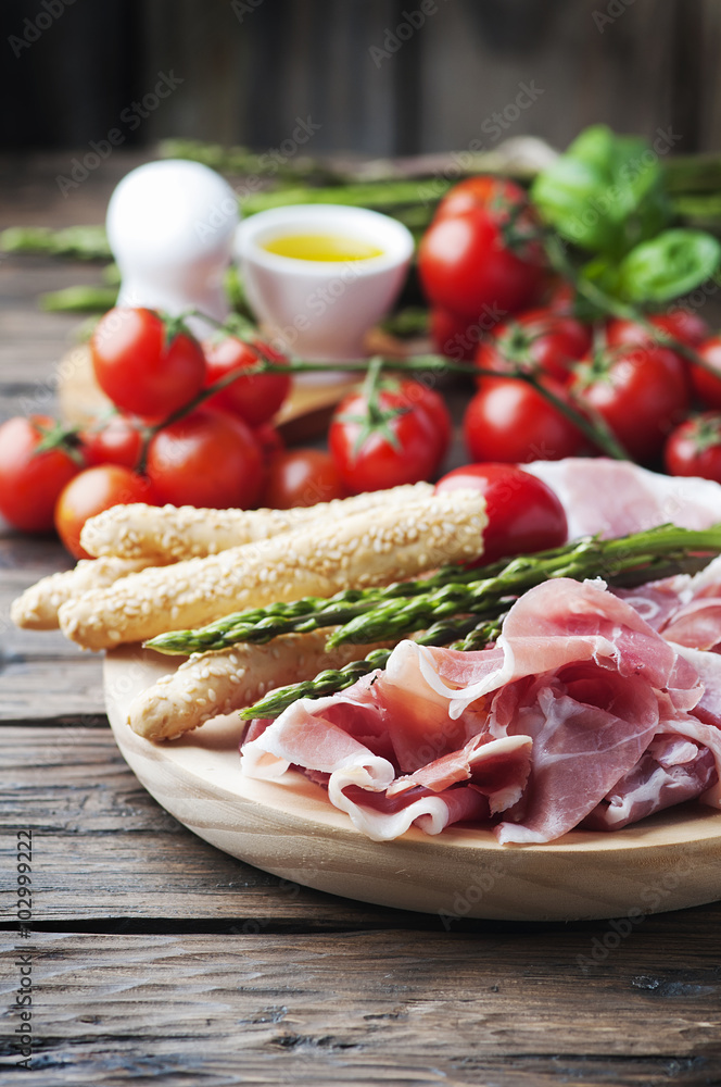 Antipasto with ham and green asparagus