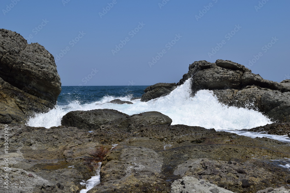 庄内浜の荒波（初夏）／山形県庄内浜の荒波風景を撮影した写真です。庄内浜は非常にきれいな白砂が広がる海岸と、奇岩怪石の磯が続く大変素晴らしい景観のリゾート地です。強風の日の海岸で、荒波を撮影した写真です。