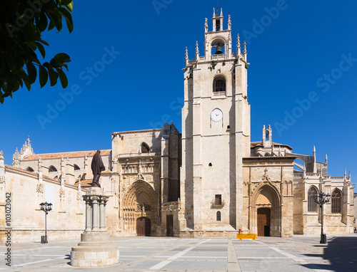  Day view of Palencia Cathedral