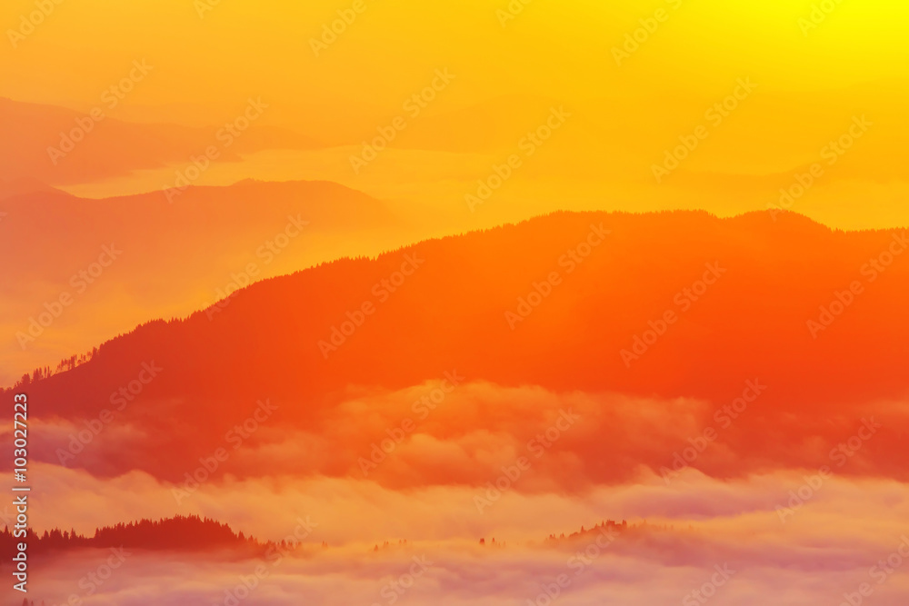 Obraz premium Beautiful scenic foggy mountain landscape.