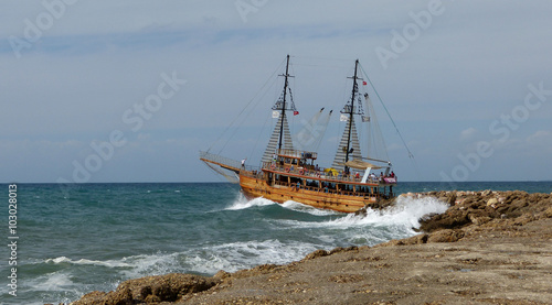 Tableau sur toile bei tobender See ein Schiff gestrandet