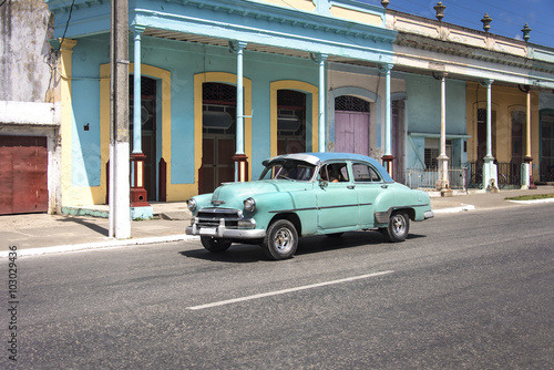 Kuba: Strassenszene mit US-amerikanischem Oldtimer vor farbenfrohem kubanischem Kolonialgebäude © Rolf G. Wackenberg